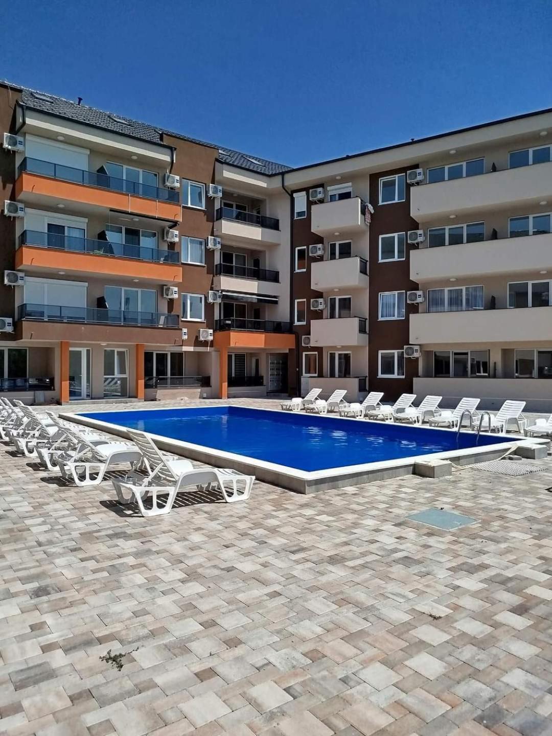 Apartment With Pool Veliko Gradiste Bagian luar foto