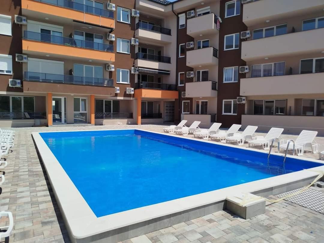 Apartment With Pool Veliko Gradiste Bagian luar foto